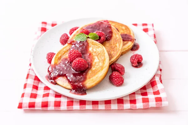 Crêpe Soufflée Aux Framboises Fraîches Sauce Aux Framboises — Photo