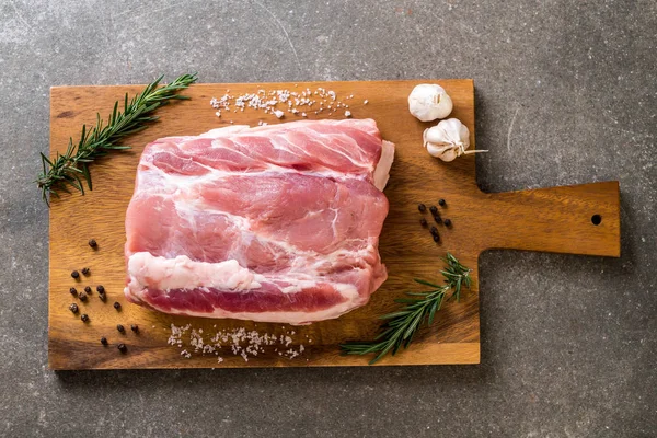 taze domuz ham filetosu ahşap tahta üzerinde