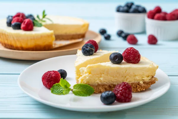 Ev yapımı cheesecake taze ahududu ve yaban mersini ile