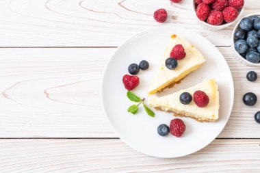 Ev yapımı cheesecake taze ahududu ve yaban mersini ile