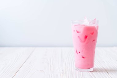 pembe çilek milkshake ahşap üzerine