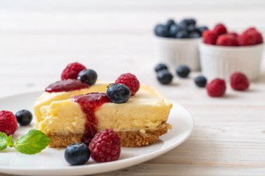 Ev yapımı cheesecake taze ahududu ve yaban mersini ile