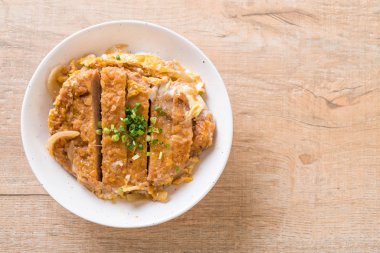 Kızarmış domuz pirzolası kasesi (Katsudon) - Japon yemek tarzı