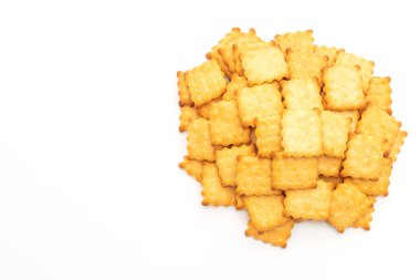 Beyaz arka plan üzerinde izole şekerli bisküvi kraker