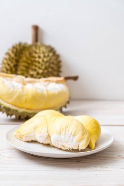 Ahşap zemin üzerinde taze Durian meyvesi