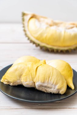 Ahşap zemin üzerinde taze Durian meyvesi