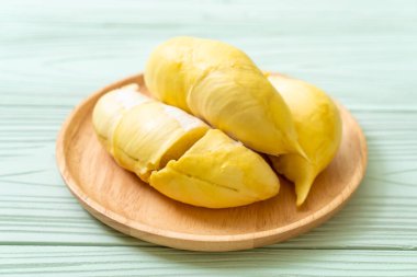 Ahşap zemin üzerinde taze Durian meyvesi