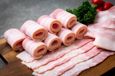 Ahşap tahta üzerinde çiğ domuz pastırma dilimlenmiş