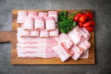 Ahşap tahta üzerinde çiğ domuz pastırma dilimlenmiş