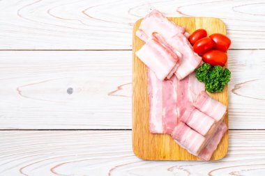 Ahşap tahta üzerinde çiğ domuz pastırma dilimlenmiş