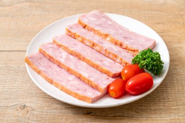 dilimlenmiş taze çiğ pastırma Barbekü