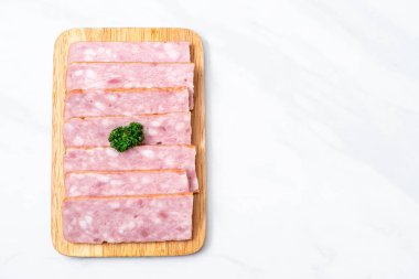 dilimlenmiş taze çiğ pastırma Barbekü