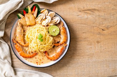 Baharatlı karides spagetti makarna (Tom Yum Goong) - İtalyan Füzyon gıda tarzı