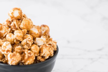 Patlamış Mısır ile karamel kase