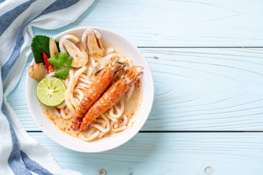 Baharatlı karides udon ramen noodle (Tom Yum Goong) - Japon füzyon gıda tarzı