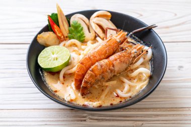 Baharatlı karides udon ramen noodle (Tom Yum Goong) - Japon füzyon gıda tarzı