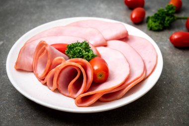 tabağa dilimlenmiş jambon füme