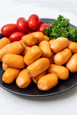 domuz eti kokteyl sosisi plaka üzerinde