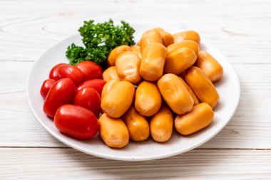 domuz eti kokteyl sosisi plaka üzerinde