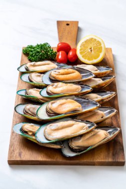 malzemelerle ahşap tahta üzerinde taze midye