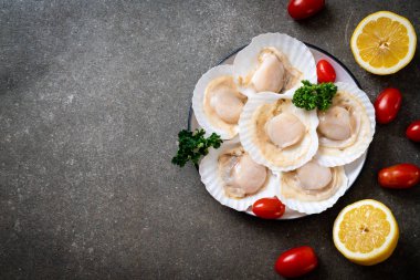 Ahşap tahta üzerinde taze kabuk tarak