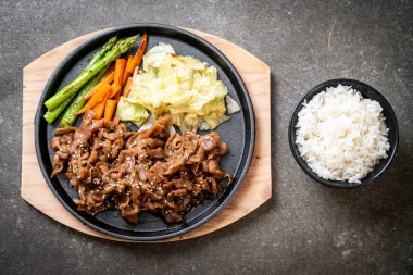 sıcak plaka - Asya tarzı domuz biftek dilimlenmiş