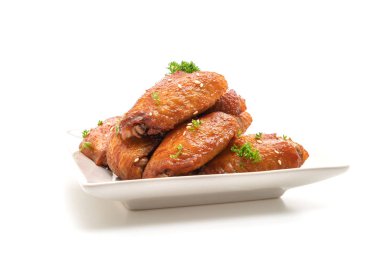 pişmiş Barbekü tavuk kanadı ile Beyaz Susam beyaz arka plan üzerinde izole