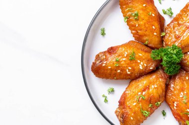 Beyaz susamlı ızgara tavuk kanadı.