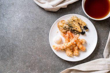 karides tempura (hırpalanmış kızarmış karides) sebze - Japon gıda tarzı