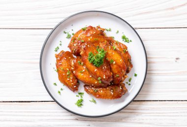 Beyaz susamlı ızgara tavuk kanadı.