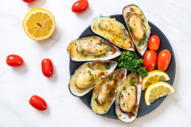 Peynirli taze midye.