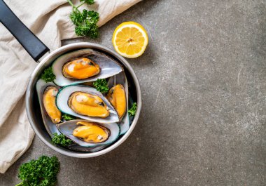 deniz ürünleri midye maydanoz ve limon ile