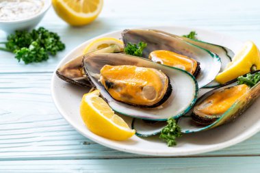 deniz ürünleri midye maydanoz ve limon ile