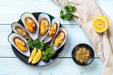 deniz ürünleri midye maydanoz ve limon ile