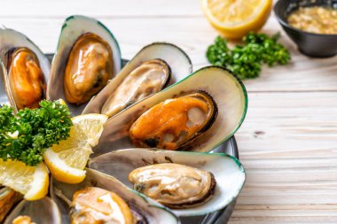 deniz ürünleri midye maydanoz ve limon ile