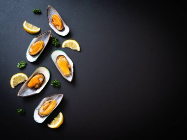 deniz ürünleri midye maydanoz ve limon ile