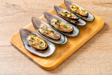 deniz ürünleri midye limon ve sarımsak ile