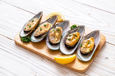 deniz ürünleri midye limon ve sarımsak ile