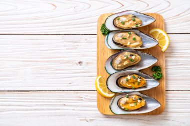 deniz ürünleri midye limon ve sarımsak ile