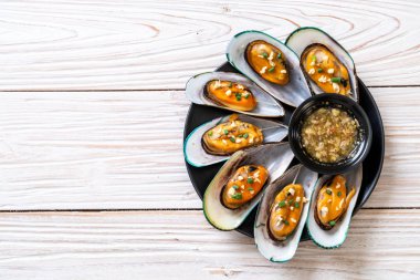 deniz ürünleri midye limon ve sarımsak ile