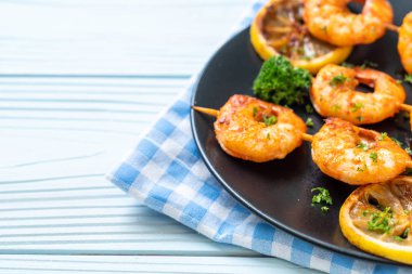 Limon - deniz ürünleri tarzı ile ızgara kaplan karides şiş