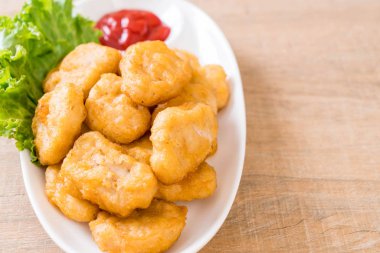 Soslu tavuk nugget, sağlıksız yemek.