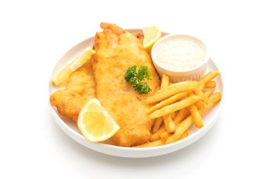 Balık ve cips beyaz arka plan üzerinde izole patates kızartması ile