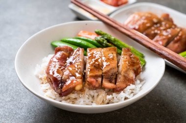 Teriyaki tavuk pilav kasesi - Asya gıda tarzı