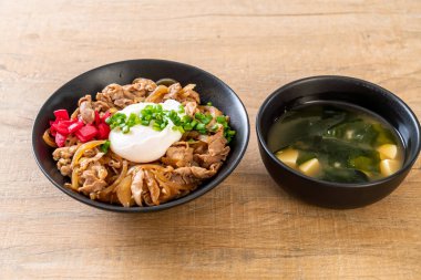 Yumurtalı domuz pirinci kasesi (Donburi) - Japon yemeği tarzı.