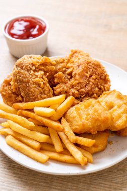 Kızarmış tavuk, patates kızartması ve nugget yemeği. Abur cubur ve sağlıksız yemek.