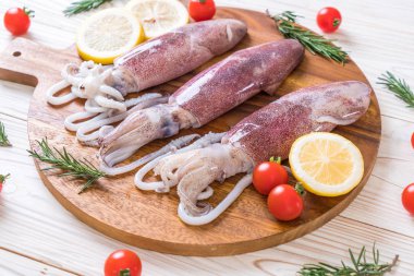 taze ahtapot veya mürekkep malzemelerle ahşap tahta üzerinde ham