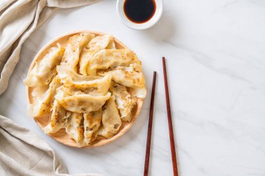 Japon gyoza 'sı ya da soya soslu hamur tatlısı.