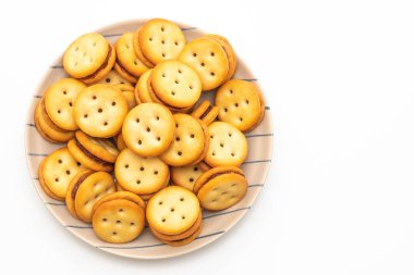 Beyaz arka planda izole edilmiş ananas reçelli hindistan cevizi bisküvisi