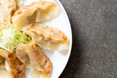 Japon gyoza 'sı ya da soya soslu hamur tatlısı.